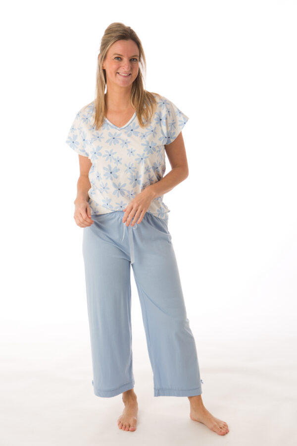 dames pyjama met 7/8 broek (flower blue)